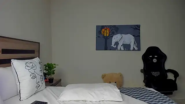 Snapshot of Renee-18 chatting on 03/07/26, 11:24 Renee-18 online show from 03/07/26, 11:24