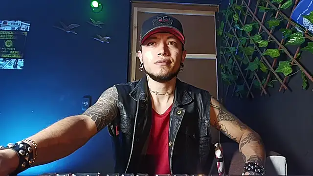 Snapshot of Dicaprioo_ chatting on 11/15/25, 04:10 Dicaprioo online show from 11/15/25, 04:10