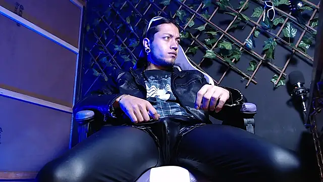 Snapshot of Dicaprioo_ chatting on 12/23/25, 07:50 Dicaprioo online show from 12/23/25, 07:50