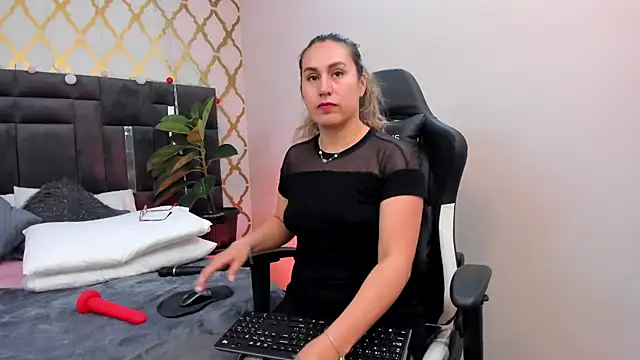 Snapshot of RubbyTaylor chatting on 02/08/25, 08:42 RubbyTaylor online show from 02/08/25, 08:42