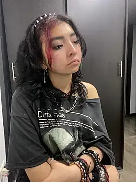 Snapshot of _Gothiccbitch_ chatting on 12/17/24, 10:44  Gothiccbitch  online show from 12/17/24, 10:44