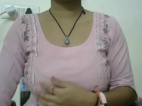 momo lov online show from 10/06/25, 05:49