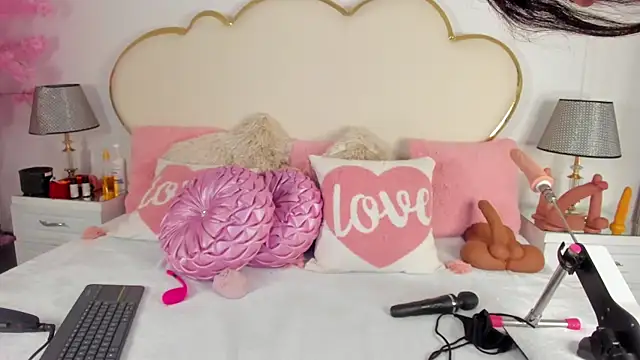 Snapshot of CahitlinBell chatting on 11/12/25, 06:03 CahitlinBell online show from 11/12/25, 06:03