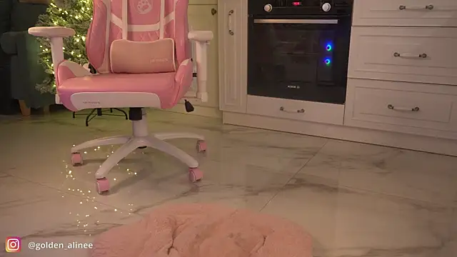 Snapshot of Golden_Aline chatting on 01/08/25, 09:12 Golden Aline online show from 01/08/25, 09:12