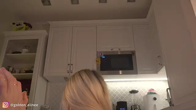 Snapshot of Golden_Aline chatting on 01/15/25, 09:30 Golden Aline online show from 01/15/25, 09:30