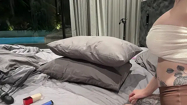 Snapshot of Golden_Aline chatting on 12/19/25, 12:45 Golden Aline online show from 12/19/25, 12:45