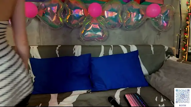 Snapshot of izi-fox chatting on 03/05/26, 04:03 izi-fox online show from 03/05/26, 04:03