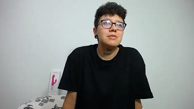 Snapshot of alex_noa chatting on 02/08/25, 01:32 alex noa online show from 02/08/25, 01:32