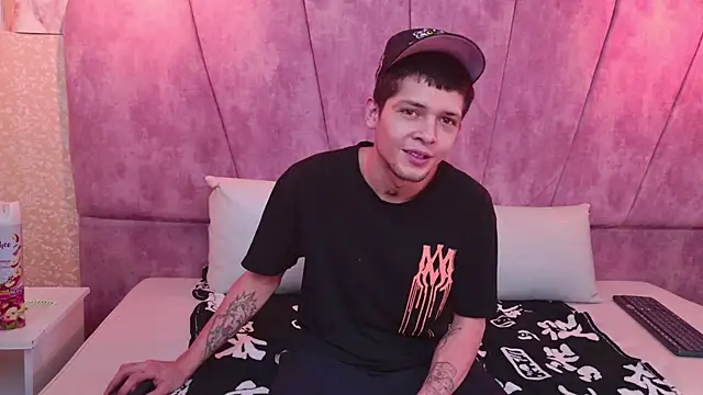 kendalltaylorr online show from 10/28/25, 12:19