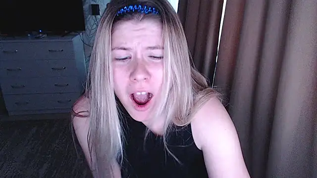 Snapshot of MelissaXKinky chatting on 12/25/24, 10:06 MelissaXKinky online show from 12/25/24, 10:06