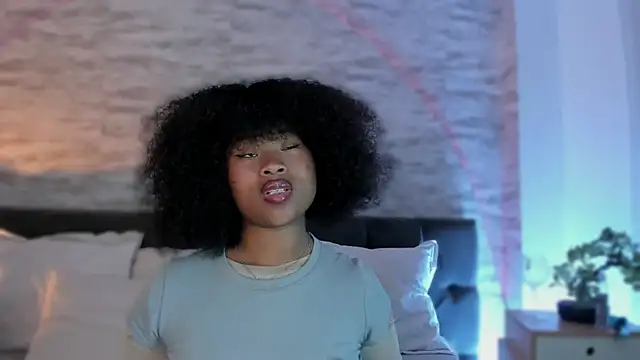 Snapshot of Anneth__M chatting on 10/17/25, 08:00 Anneth M online show from 10/17/25, 08:00