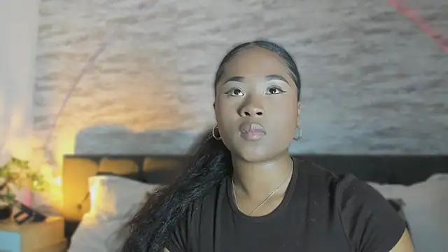 Snapshot of Anneth__M chatting on 11/18/25, 08:24 Anneth M online show from 11/18/25, 08:24