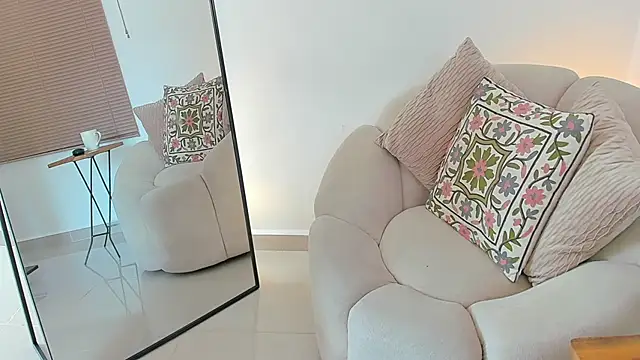 Snapshot of SofiMeza chatting on 09/26/25, 01:48 SofiMeza online show from 09/26/25, 01:48