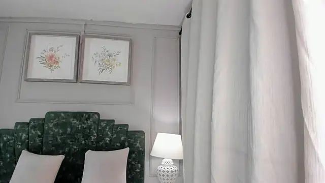 Snapshot of ana_beckett chatting on 12/22/25, 11:18 ana beckett online show from 12/22/25, 11:18