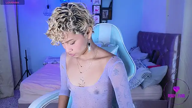 Snapshot of Peggy_Funn chatting on 01/08/25, 12:06 Peggy Funn online show from 01/08/25, 12:06