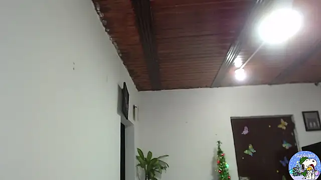 Snapshot of littleangel1_m chatting on 12/21/25, 12:18 littleangel1 m online show from 12/21/25, 12:18