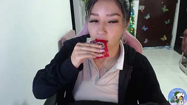 Snapshot of littleangel1_m chatting on 12/22/25, 12:40 littleangel1 m online show from 12/22/25, 12:40