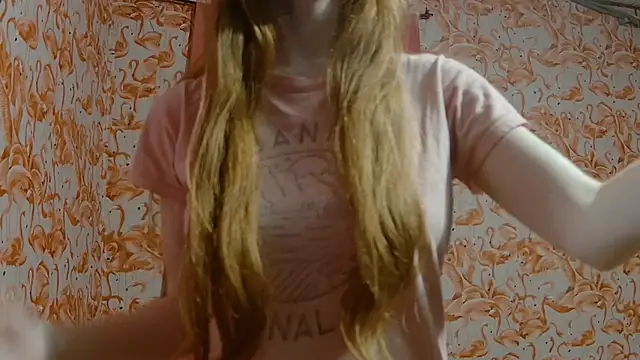 Snapshot of strawberrysmoothie chatting on 04/15/26, 01:45 strawberrysmoothie online show from 04/15/26, 01:45