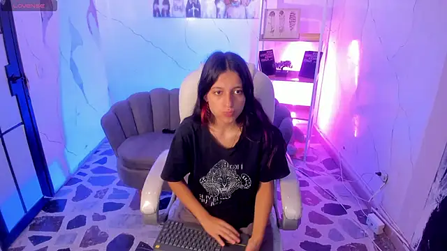 Snapshot of Agathaargent_ chatting on 09/30/25, 05:01 Agathaargent  online show from 09/30/25, 05:01