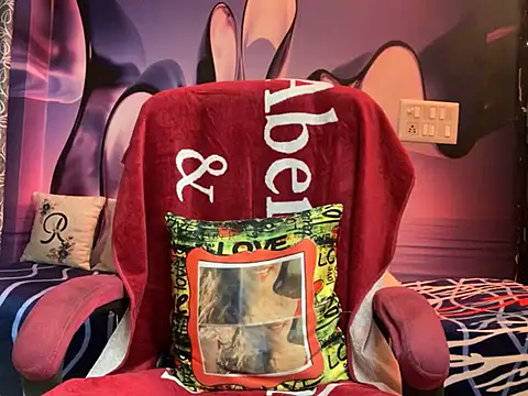 Royal girl 1 online show from 02/20/25, 08:03