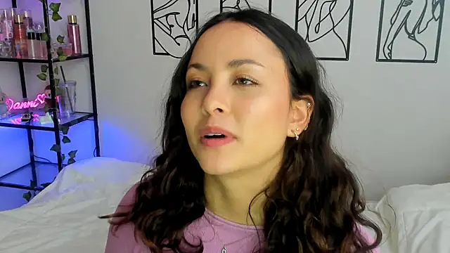 Megan Rodrigo online show from 09/28/25, 08:03