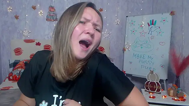 Snapshot of SallyVerda chatting on 11/24/25, 06:51 SallyVerda online show from 11/24/25, 06:51