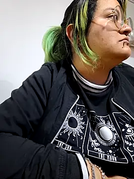 lucky-leah online show from 10/12/25, 03:27