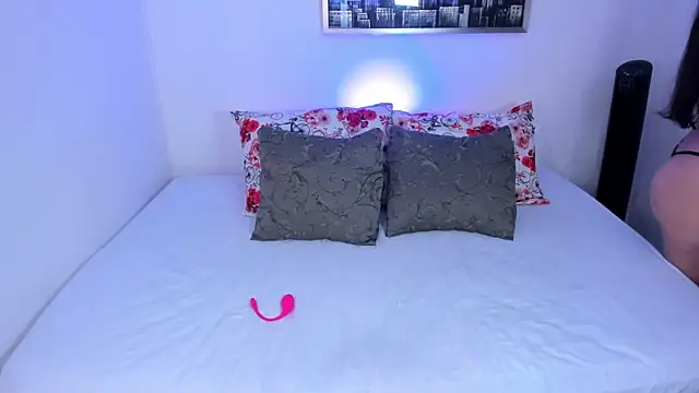 Snapshot of lau_miller chatting on 09/21/25, 01:18 lau miller online show from 09/21/25, 01:18