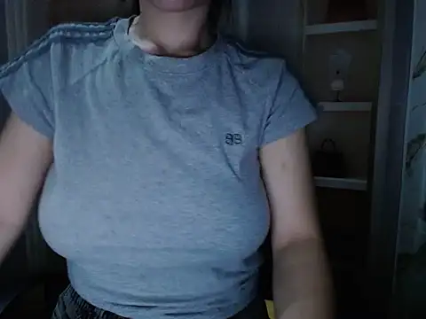 Snapshot of Love_bug15 chatting on 04/17/26, 02:20 Love bug15 online show from 04/17/26, 02:20