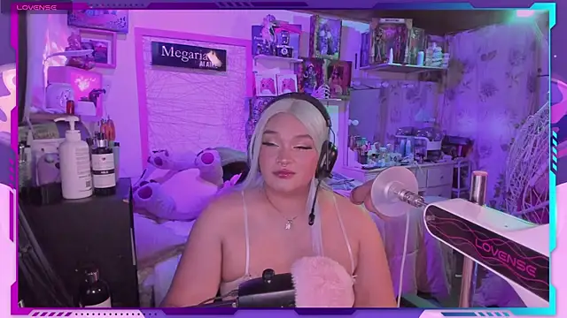 Snapshot of MegariaB chatting on 09/13/25, 03:39 MegariaB online show from 09/13/25, 03:39