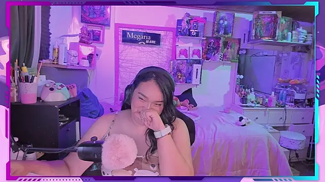 Snapshot of MegariaB chatting on 09/22/25, 04:03 MegariaB online show from 09/22/25, 04:03