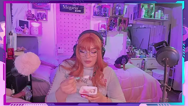 Snapshot of MegariaB chatting on 10/14/25, 04:02 MegariaB online show from 10/14/25, 04:02