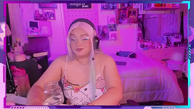 Snapshot of MegariaB chatting on 10/28/25, 03:54 MegariaB online show from 10/28/25, 03:54