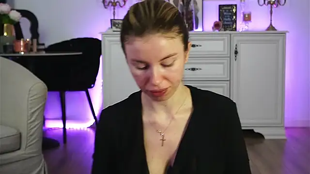 ivyleague  online show from 11/01/25, 03:30