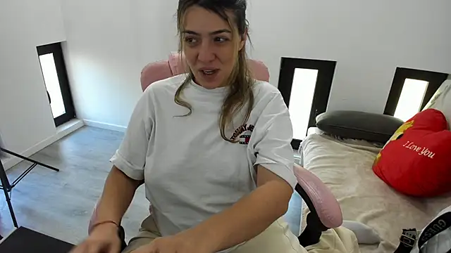 Snapshot of Dyana_Kaylinn chatting on 05/04/26, 05:03 Dyana Kaylinn online show from 05/04/26, 05:03