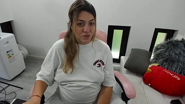 Snapshot of Dyana_Kaylinn chatting on 06/12/26, 05:06 Dyana Kaylinn online show from 06/12/26, 05:06