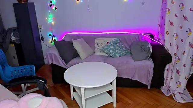 Snapshot of Evelyn_Harper@xh chatting on 11/08/25, 12:11 Evelyn Harperxh online show from 11/08/25, 12:11