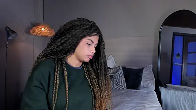 nayah   online show from 03/25/26, 08:15