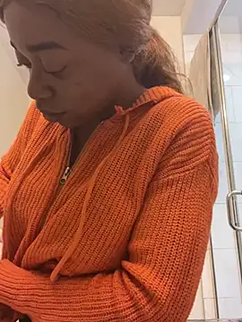 Snapshot of MommyConfident chatting on 12/13/24, 04:33 MommyConfident online show from 12/13/24, 04:33