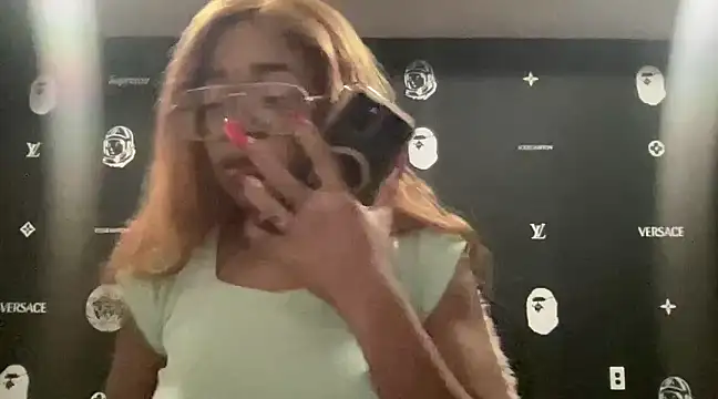 Snapshot of MommyConfident chatting on 12/22/24, 02:17 MommyConfident online show from 12/22/24, 02:17