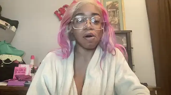 Snapshot of MommyConfident chatting on 03/03/25, 12:04 MommyConfident online show from 03/03/25, 12:04