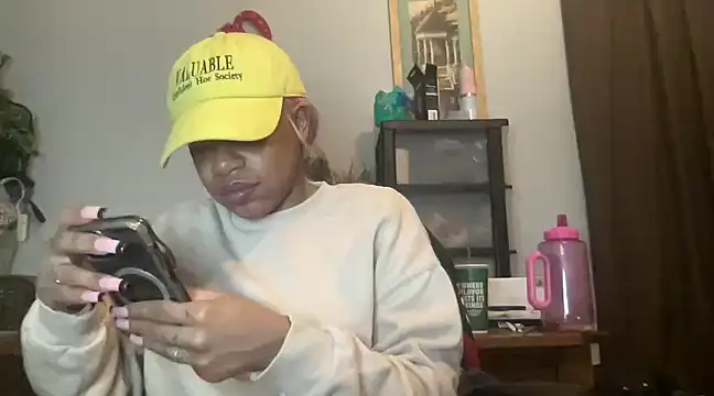 Snapshot of MommyConfident chatting on 03/21/25, 01:56 MommyConfident online show from 03/21/25, 01:56