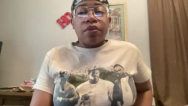 Snapshot of MommyConfident chatting on 11/16/25, 08:03 MommyConfident online show from 11/16/25, 08:03