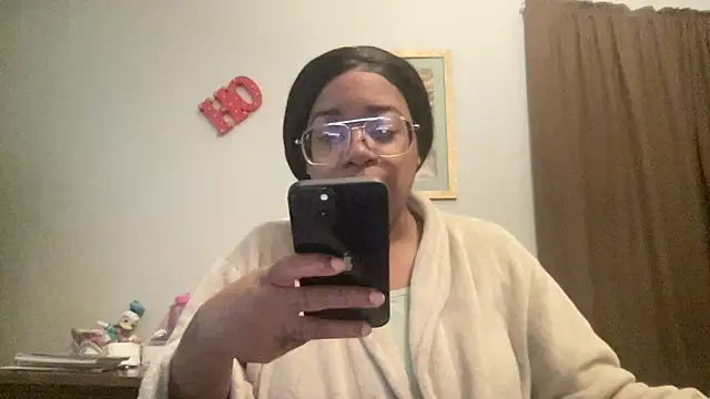 Snapshot of MommyConfident chatting on 11/19/25, 02:06 MommyConfident online show from 11/19/25, 02:06