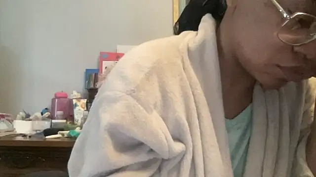 Snapshot of MommyConfident chatting on 11/24/25, 02:39 MommyConfident online show from 11/24/25, 02:39