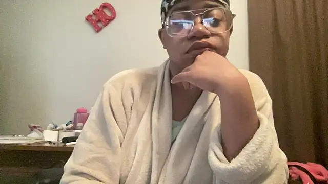 Snapshot of MommyConfident chatting on 11/25/25, 02:06 MommyConfident online show from 11/25/25, 02:06