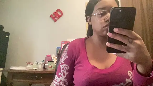 Snapshot of MommyConfident chatting on 11/29/25, 08:23 MommyConfident online show from 11/29/25, 08:23