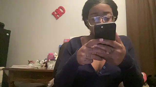 Snapshot of MommyConfident chatting on 11/30/25, 08:24 MommyConfident online show from 11/30/25, 08:24