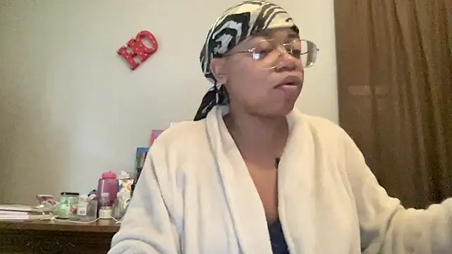 Snapshot of MommyConfident chatting on 12/05/25, 02:03 MommyConfident online show from 12/05/25, 02:03