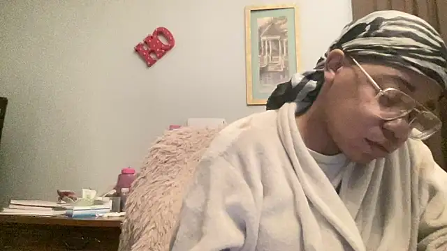 Snapshot of MommyConfident chatting on 12/13/25, 09:20 MommyConfident online show from 12/13/25, 09:20